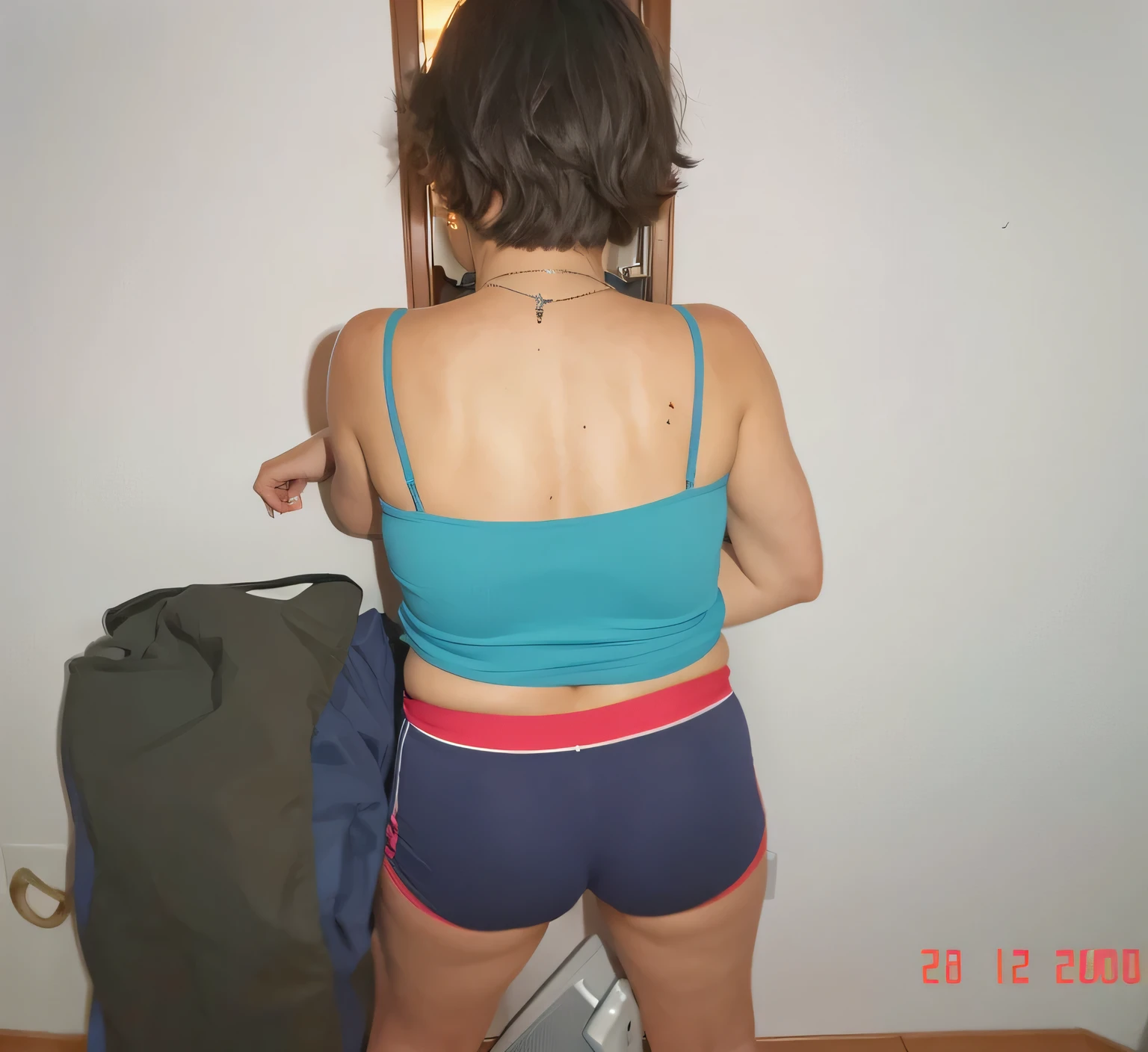 there is a woman in a blue top and blue shorts, tiro pelas costas, sports bra and dark blue shorts, vista traseira, vista traseira, vista traseira, de volta - tiro, seen from back, tiro de volta, photo from behind, vista traseira, medium kick from behind, photo taken from behind, vista traseira!!, photo from behind