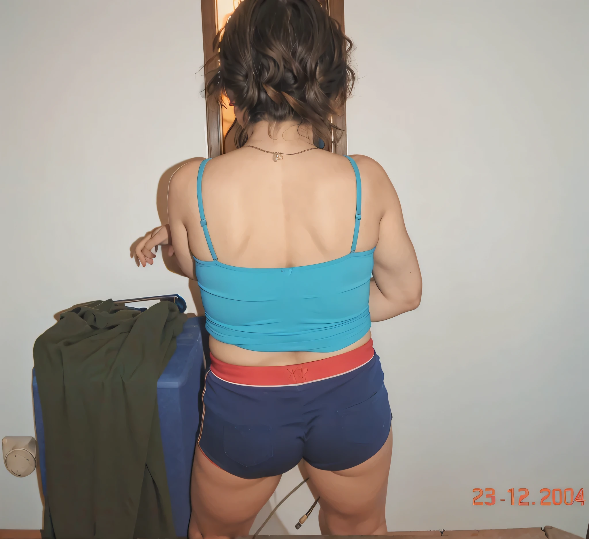 there is a woman in a blue top and blue shorts, tiro pelas costas, sports bra and dark blue shorts, vista traseira, vista traseira, vista traseira, de volta - tiro, seen from back, tiro de volta, photo from behind, vista traseira, medium kick from behind, photo taken from behind, vista traseira!!, photo from behind