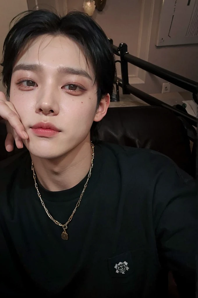 There is a man in a black jacket sitting on a sofa, Jungkook\'s right eyelid swollen, Jungkook\Sorridente, Jungkook, Parque Jungkook, Jungkook, Jungkook\Nariz fina de, Jungkook, Cara precisa de Jungkook, Jeon Jungkook, Jungkook, 27 anos - rosto magro, Jungkook