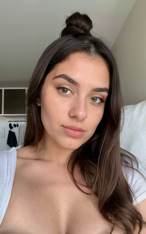 photoréaliste, Netteté, Photo amateur brute, Belle fille persano-russe de 21 ans [Vladlena Farideh|Anahita Oksana], je viens de me réveiller, nue, gros seins, grosse fesse, Prendre un selfie dans le lit, mince , Corps épais, jambe ecarté, parti intime visible cheveux bouclés, Texture de peau détaillée & Pores, (Goosebumbs:0.7), Regarder la visionneuse, Mise au point du visage, Prise avec l’appareil photo mobile, grain de film, lampe de poche, LUT Instagram, corp entier, belles formes