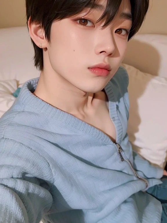 selfie of a cute asian korean young adult boy, Fleshy lips, ambar eyes, olhos puxados, cabelo preto liso, kim sunoo, sunoo do enhypen, sunoo, marked clavicle, sueter azul
