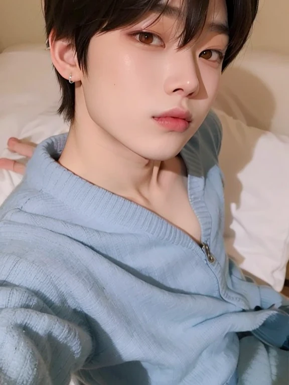 selfie of a cute asian korean young boy, Fleshy lips, ambar eyes, olhos puxados, cabelo preto liso, kim sunoo, sunoo do enhypen, sunoo, marked clavicle, sueter azul