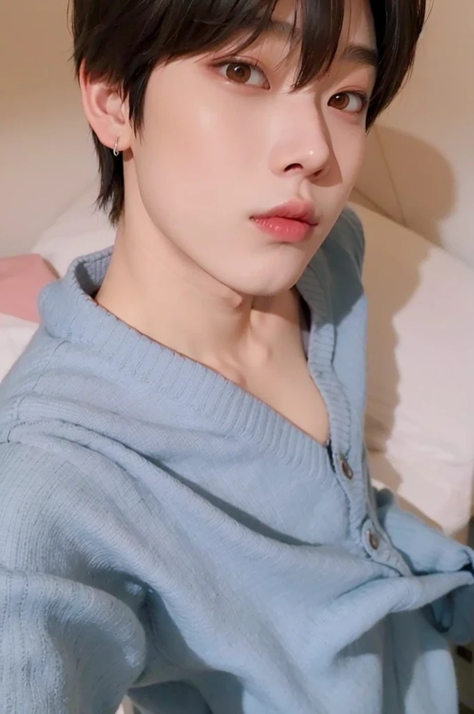 selfie of a cute asian korean young  boy, Fleshy lips, ambar eyes, olhos puxados, cabelo preto liso, kim sunoo, sunoo do enhypen, sunoo, marked clavicle, sueter azul, ultra hd quality