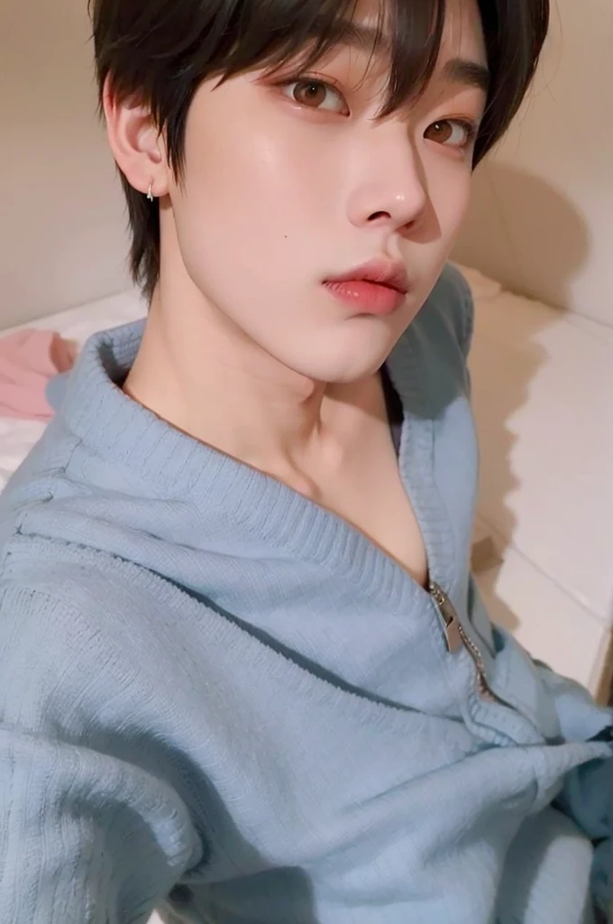 selfie of a cute asian korean young adult boy, Fleshy lips, ambar eyes, olhos puxados, cabelo preto liso, kim sunoo, sunoo do enhypen, sunoo, marked clavicle, sueter azul, ultra hd quality