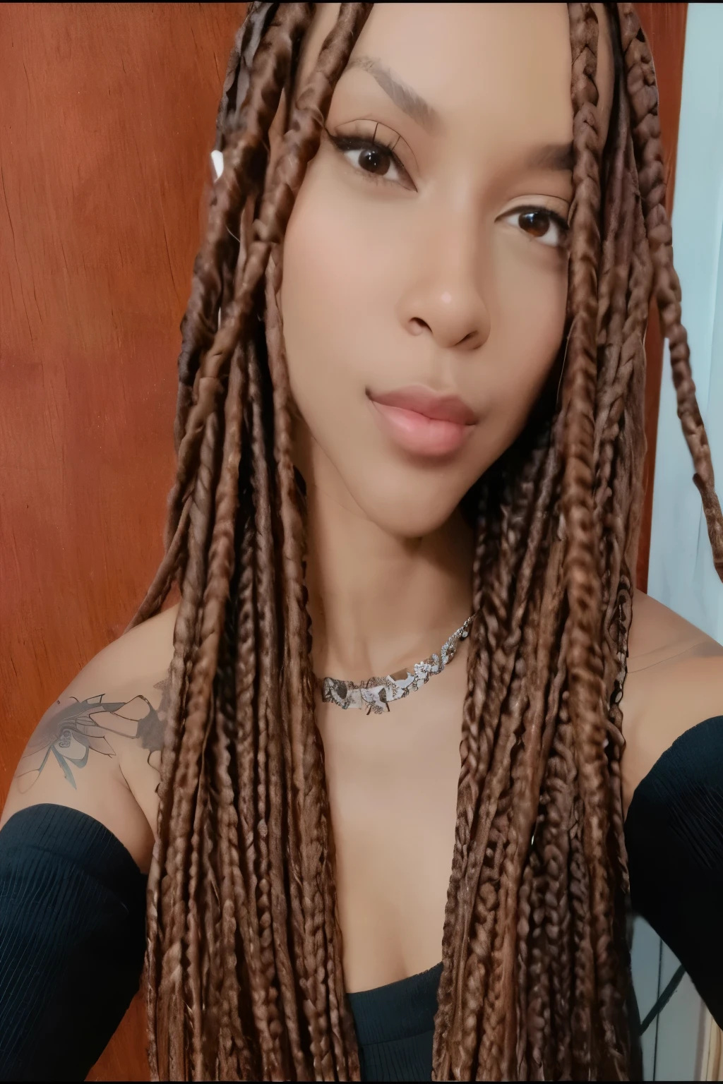 um close de uma mulher com longos cabelos castanhos usando um colar, box braids, Long Braids, woman with braided brown hair, black hair in braids, com pele morena, great beautiful eyes, red intricate Long Braids, elegant braids style, long braided hair on top of head,  with braids, ela tem pele morena oliva