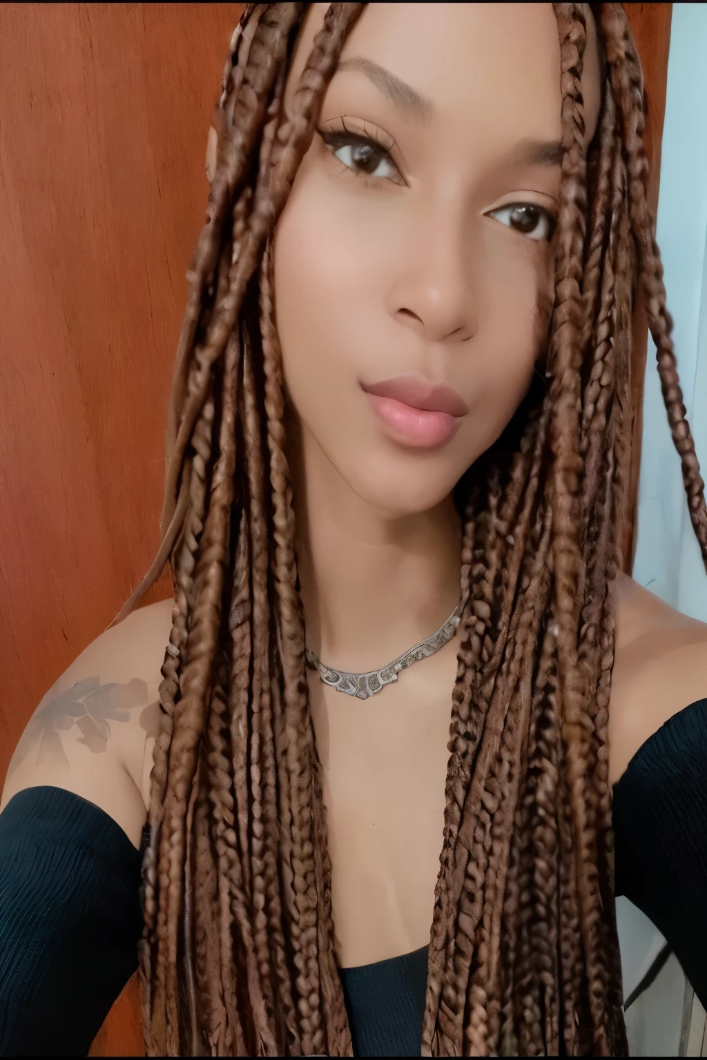 um close de uma mulher com longos cabelos castanhos usando um colar, box braids, Long Braids, woman with braided brown hair, black hair in braids, com pele morena, great beautiful eyes, red intricate Long Braids, elegant braids style, long braided hair on top of head, with braids, ela tem pele morena oliva