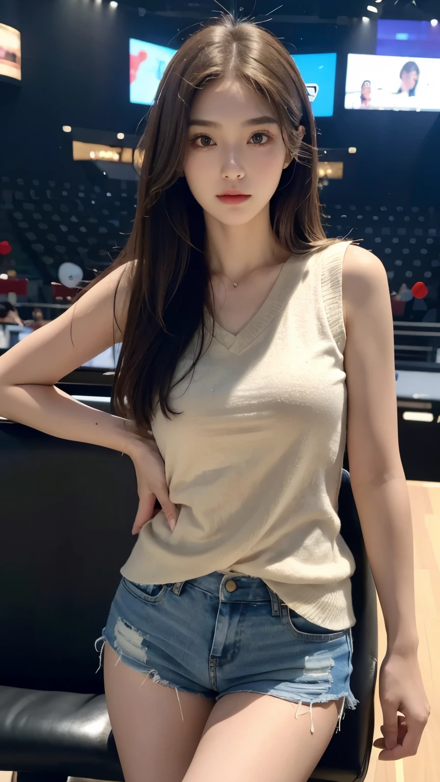 individual，young girl，23 years old, （（ esports players）），fine hair, Detailed faces, full的身材，long hair，full, Short hair details, long legs，Short hot pants, Beige vest，