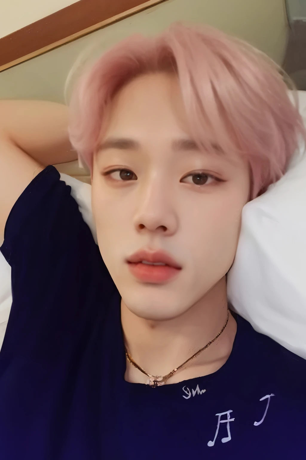 un primer plano de una persona acostada en la cama con el cabello rosado, accurate Jimin face, Jimin\los labios carnosos, park Jimin, Jimin, Jimin\la nariz griega, Jimin\his right eyelid is swollen, kim doyoung, Jung Jaehyun, TaeJune Kim, pale korean adorable face, yanjun chengt, hyung tae, hombre surcoreano