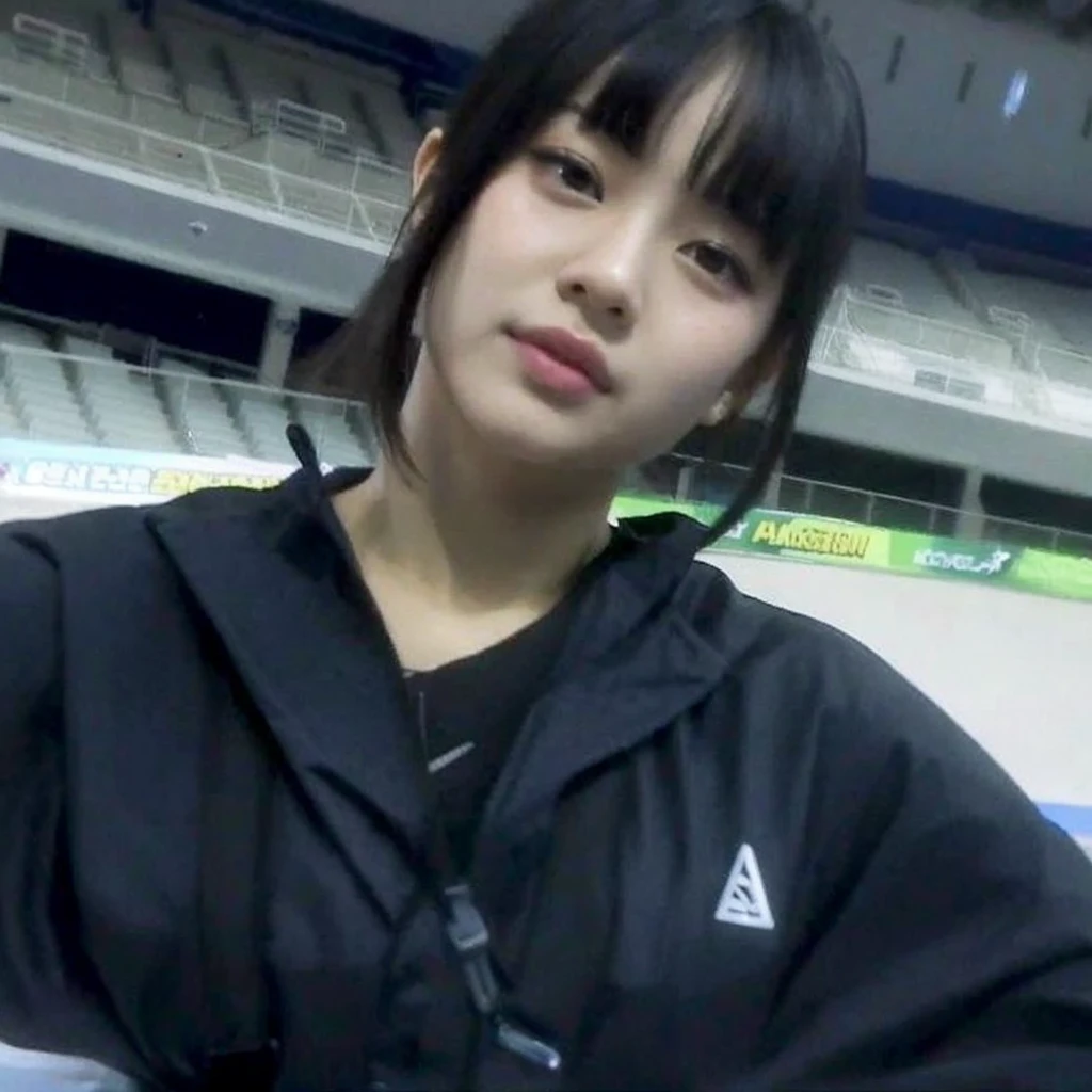puffy Asian woman in black jacket in front of a hockey rink, she has black hair com franja, Lalisa Manobal, Lalisa Manoban do Blackpink, Ulzzang, inspirado em Ma Yuanyu, vestindo terno de atletismo, jossi do blackpink, com franja, Jinyoung Shin, com franja completa, tzuyu de duas vezes