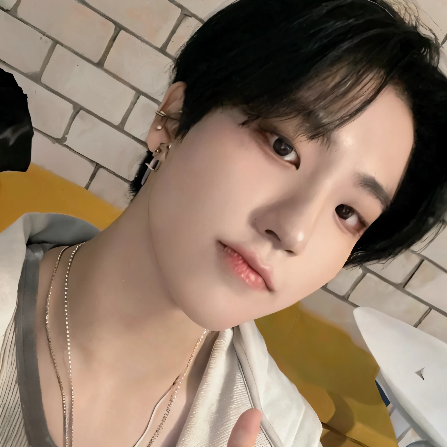 Crie uma imagem de alta qualidade que retrate Han Jisung, membro do grupo Stray Kids, with a serious countenance. Seus cabelos longos e lisos devem ser da cor preta, caindo naturalmente sobre os ombros. Add multiple earrings to your ears, providing a unique touch of style. One piercing should be visible in the eyebrow and the other in the corner of the mouth, enhancing your bold expression.

Highlight the minimalist tattoos on your neck, adding subtle details that complement your appearance. Make sure you capture every detail accurately, garantindo que a imagem transmita a personalidade distinta de Han Jisung. Use lighting and shading techniques to create depth and realism, resulting in a faithful and captivating representation of the artist.

Ensure the image is rendered in high resolution, allowing viewers to appreciate every aspect of Han Jisung&#39;s expression and the details of his appearance with clarity and sharpness. A qualidade da imagem deve ser excepcional, capturing the artist&#39;s unique and charismatic essence so fans can truly appreciate his visual presence.