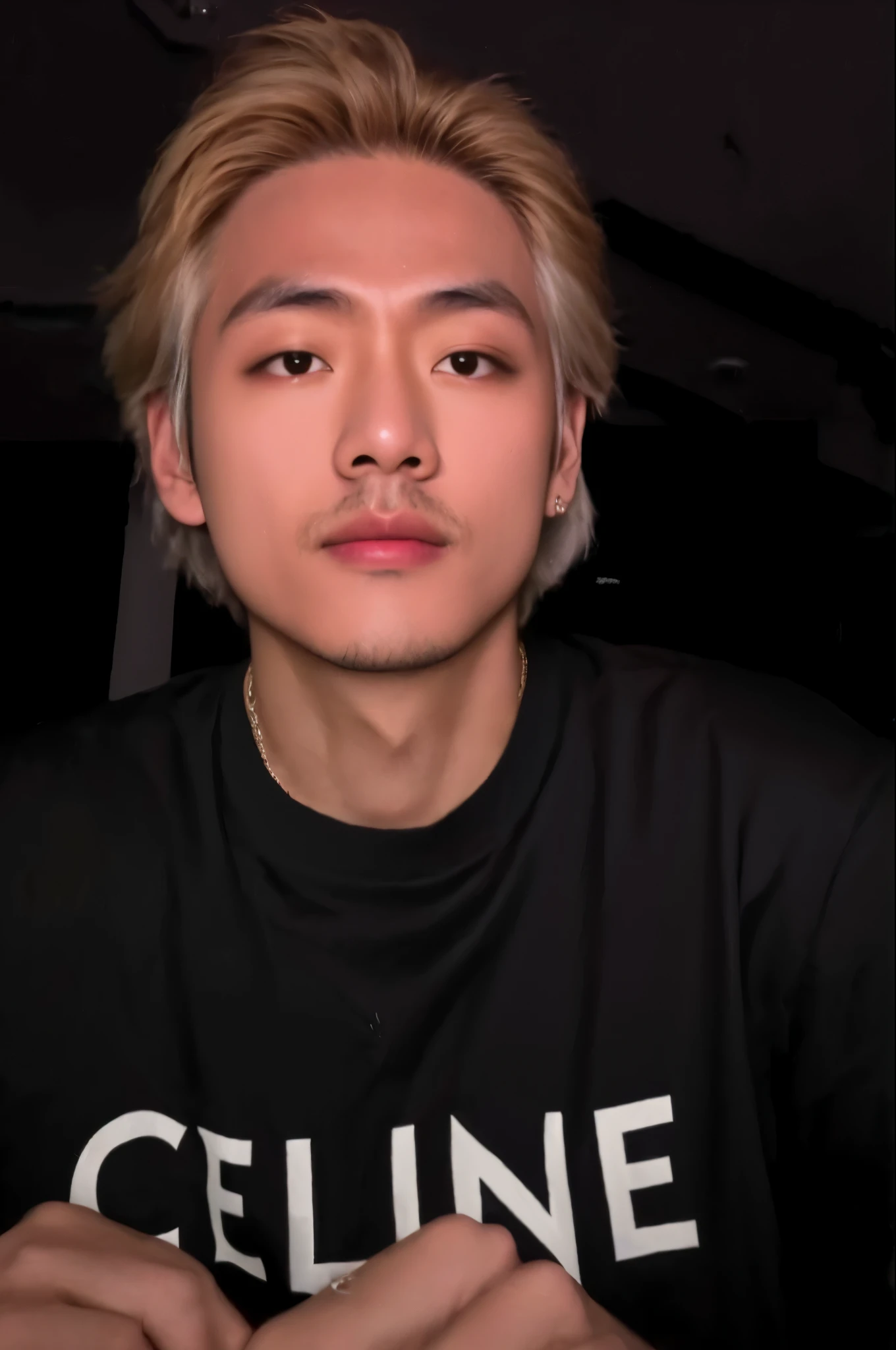homem de cabelos loiros com uma camisa preta e um telefone celular, xqc, cai xukun, hyung tae, Steven Jung, lindo chad queixo, giga chad chorando, cl, taejune kim, taken at the beginning of 2020, Tetsuya Nomura, Keisuke Goto, Andrew Thomas Huang, exclusivo, Longque Chen