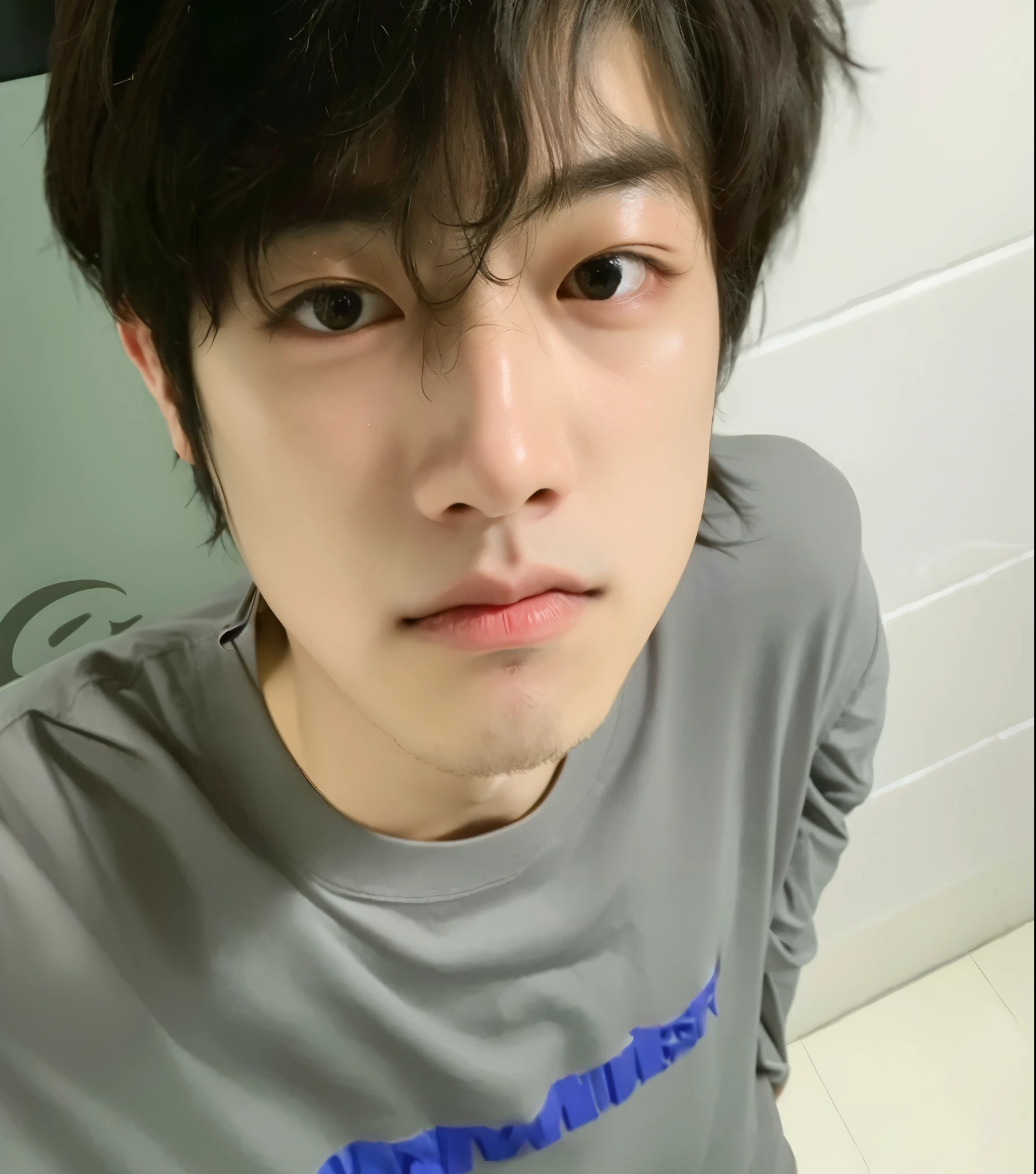 hay un joven con una camisa gris y un sombrero negro, Jung Jaehyun, pale korean adorable face, Jinyoung Shin, cai xukun, TaeJune Kim, hyung tae, Jimin\his right eyelid is swollen, kim doyoung, Jimin\los labios carnosos, Jimin\la nariz griega, Jimin, pintar ulzzang, jaeyeon nam, bts kim taehyung, bts v, tae