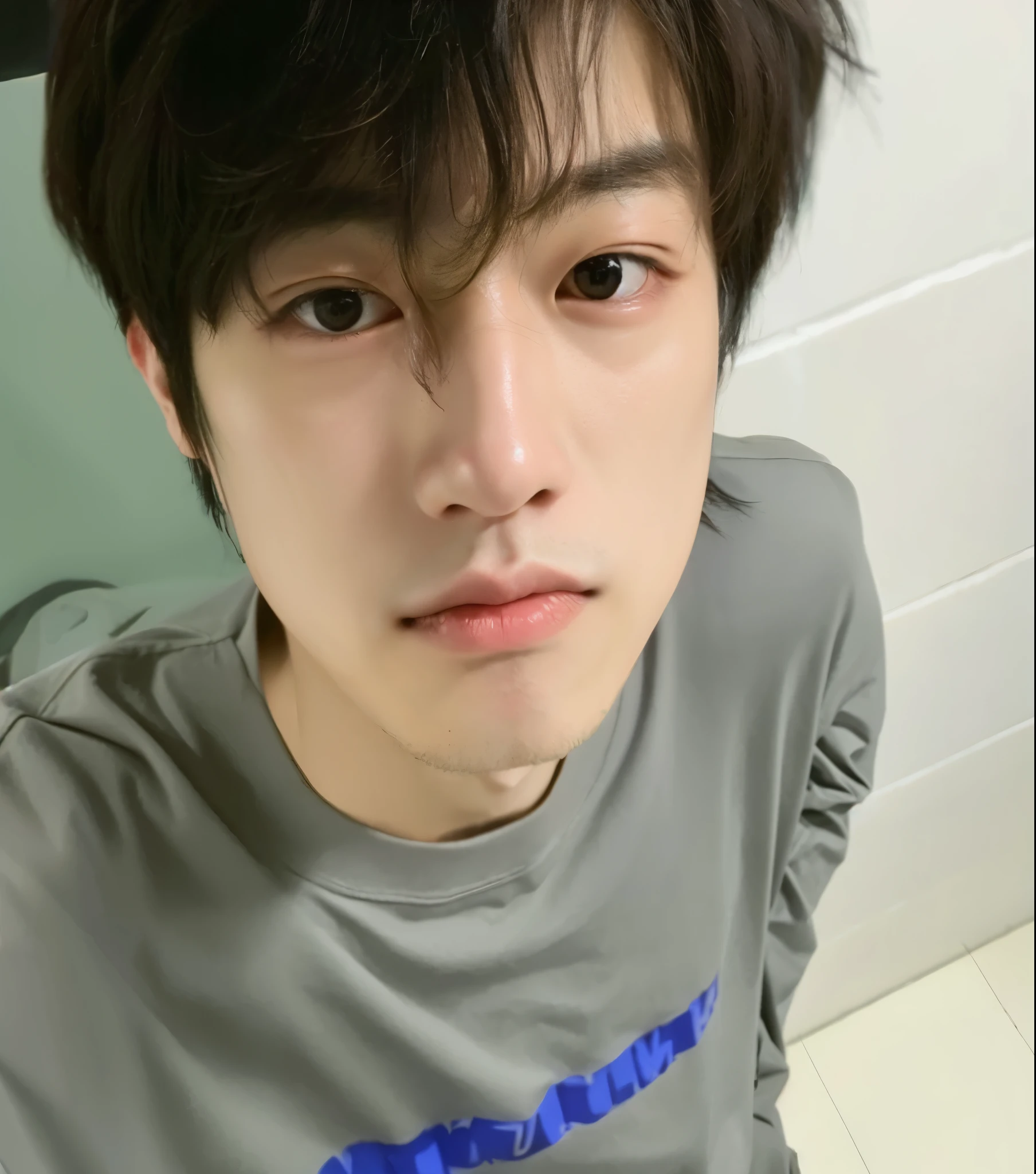 hay un joven con una camisa gris y un sombrero negro, Jung Jaehyun, pale korean adorable face, Jinyoung Shin, cai xukun, TaeJune Kim, hyung tae, Jimin\his right eyelid is swollen, kim doyoung, Jimin\los labios carnosos, Jimin\la nariz griega, Jimin, pintar ulzzang, jaeyeon nam, bts kim taehyung, bts v, tae