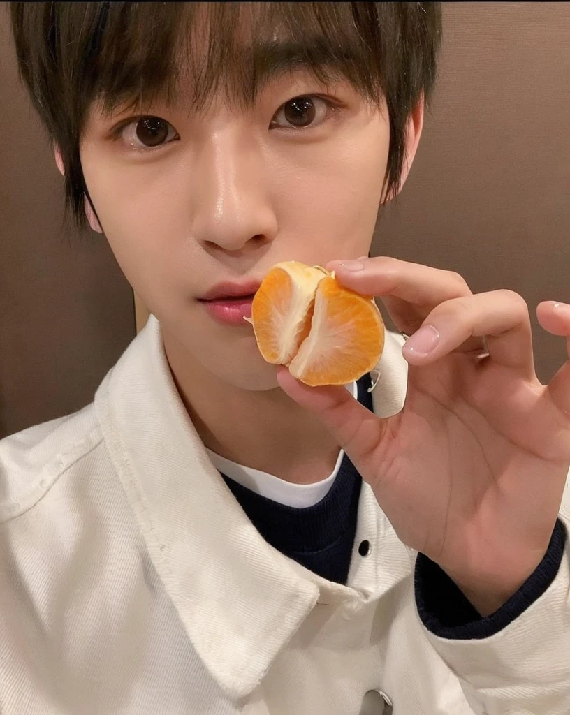 Kim Min Seo (Minseo Kim) is a South Korean singer under Woollim Entertainment. He is a member of the boy group DRIPPIN, que estreou no dia 28 de outubro de 2020. He is also a former contestant on Produce X 101..
