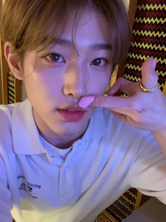 Minseo Asian man with light hair,looking at the camera and making the number two with your fingers, rosto minseo Idol de kpop do grupo drippin,beautiful pale and delicate Korean face