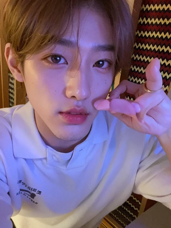 Minseo Asian man with light hair,looking at the camera and making the number two with your fingers, rosto minseo Idol de kpop do grupo drippin,beautiful pale and delicate Korean face