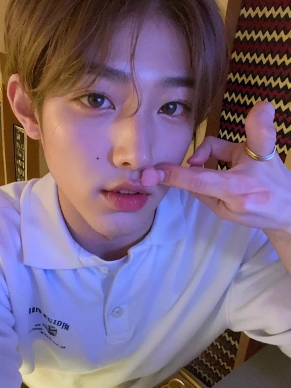 Minseo Asian man with light hair,looking at the camera and making the number two with your fingers, rosto minseo Idol de kpop do grupo drippin,beautiful pale and delicate Korean face