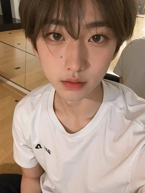 Minseo Asian man with light hair,Looking at the camera, rosto minseo Idol de kpop do grupo drippin,beautiful pale and delicate Korean face