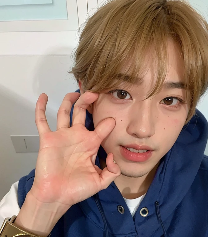 Minseo Asian man with light hair,looking at the camera while making a  with your fingers, rosto minseo Idol de kpop do grupo drippin,beautiful pale and delicate Korean face