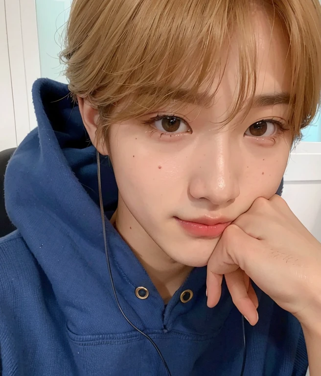 Minseo Asian man with light hair,looking at the camera while resting your face on your closed hand, rosto minseo Idol de kpop do grupo drippin,beautiful pale and delicate Korean face