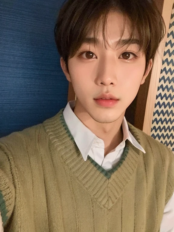 Minseo Asian man with light hair,Looking at the camera, rosto minseo Idol de kpop do grupo drippin,beautiful pale and delicate Korean face