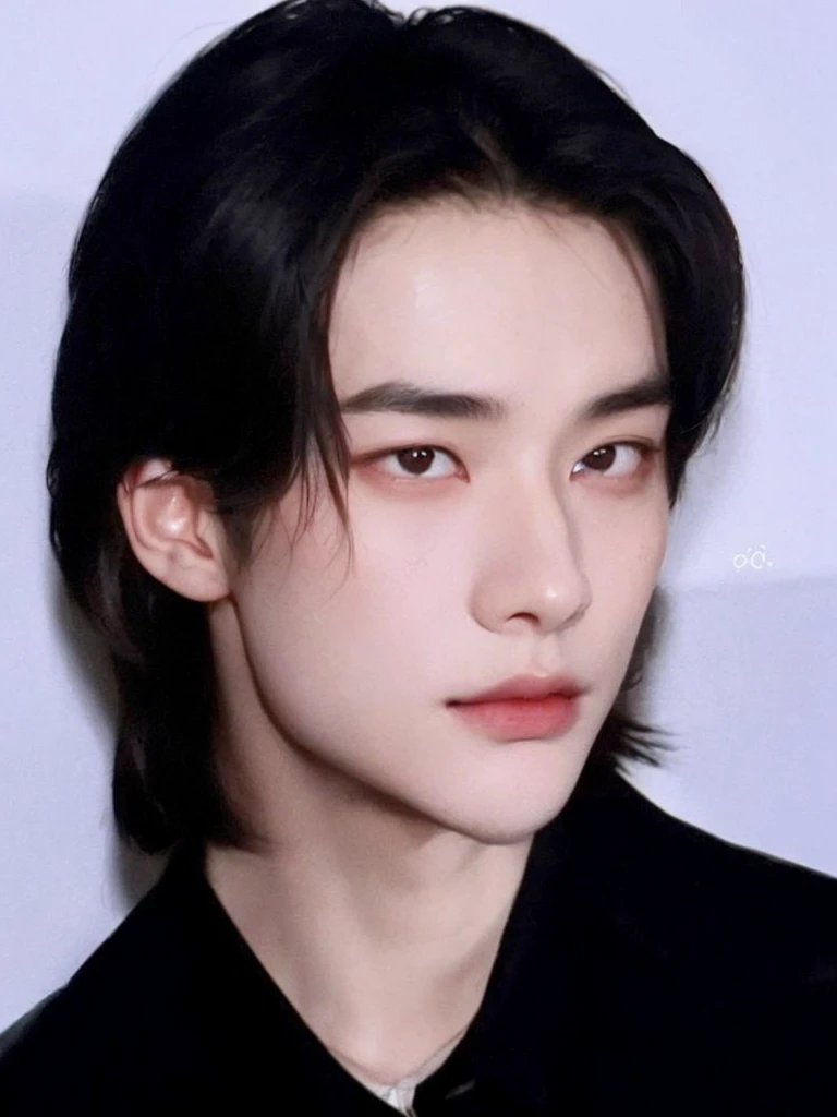 un primer plano de una persona con una camisa negra y corbata, Jung Jaehyun, cai xukun, Jinyoung Shin, yanjun chengt, hsiao-ron, jia, hyung tae, inspirado por Zhang Han, pale korean adorable face, well defined jawline, ruan jia hermosa!, hombre surcoreano, 1 7--old with a thin face, stray kids, stray kids hyunjin, kpop male, korean male face