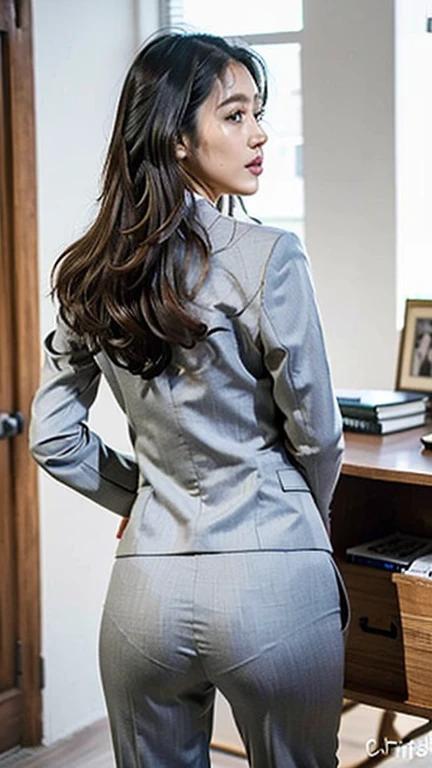 (top-quality、8k、32k、​masterpiece、UHD:1.2)、1girl in、Beautuful Women、big breasts thin waist、Gray suit、Open jacket、OL、suits、trouser、from the rear、office、desk、(stick out buttocks:1.2)、finerly detailed face、shorth hair、