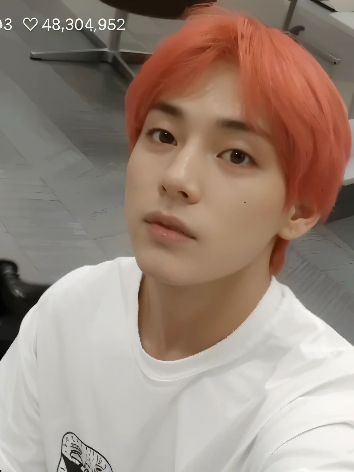 arafed man with Vermelho hair sitting in a room with a laptop, Taehyung comendo batatas fritas Gucci, ele tem cabelos grisalhos escuros, his eyes are Vermelho and glowing, glowing peach face, his eyes glowing Vermelho, adorable and pale korean face, ((Vermelho)) olhos esbugalhados, ironic smile, Taehyung do grupo bts, ele tem 3 5 anos, big and plump lips, olhos puxados Taehyung