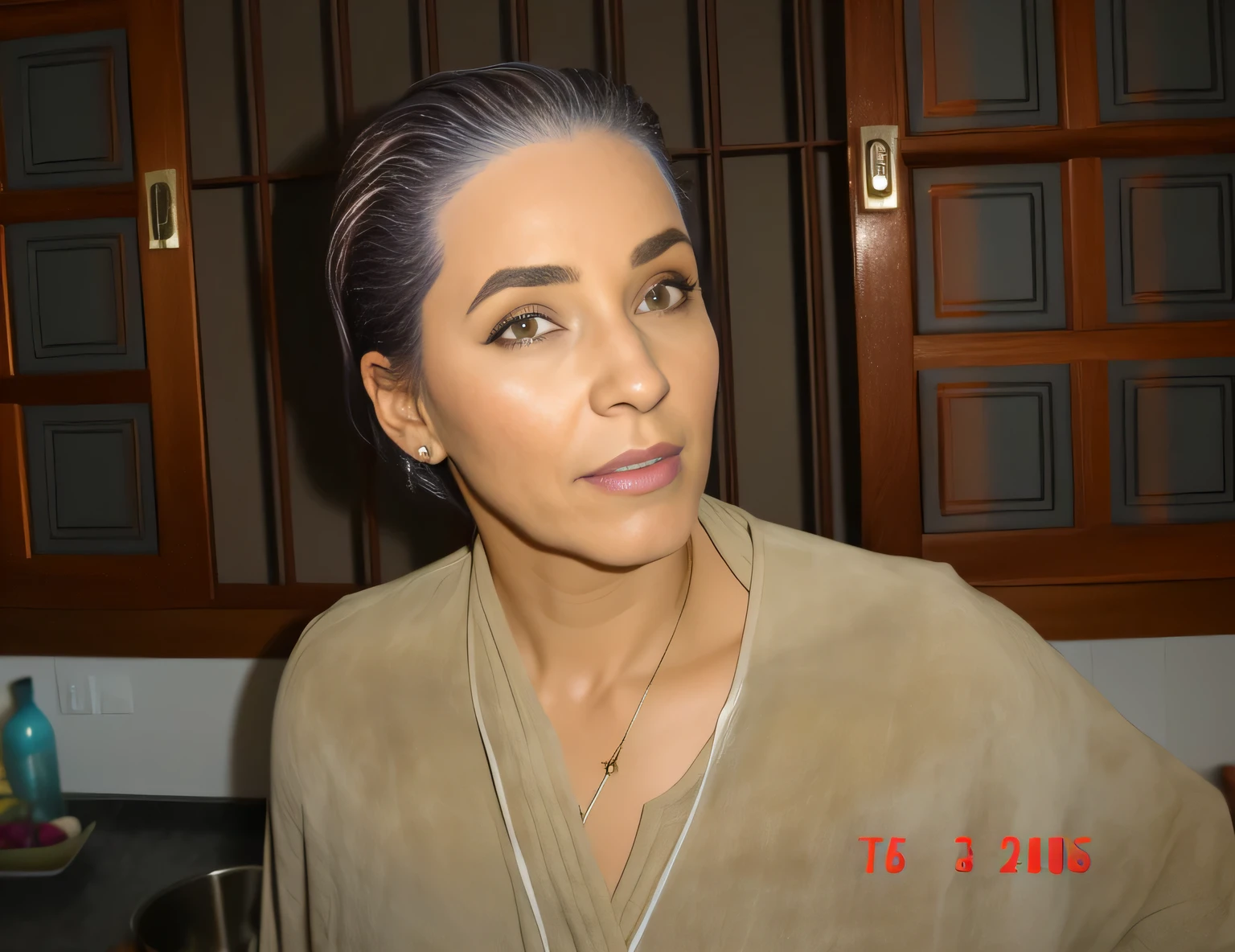 There's a woman standing in the kitchen dyeing her hair, cerca de 35 anos, high resolution, alta qualidade, obra-prima, 8k.