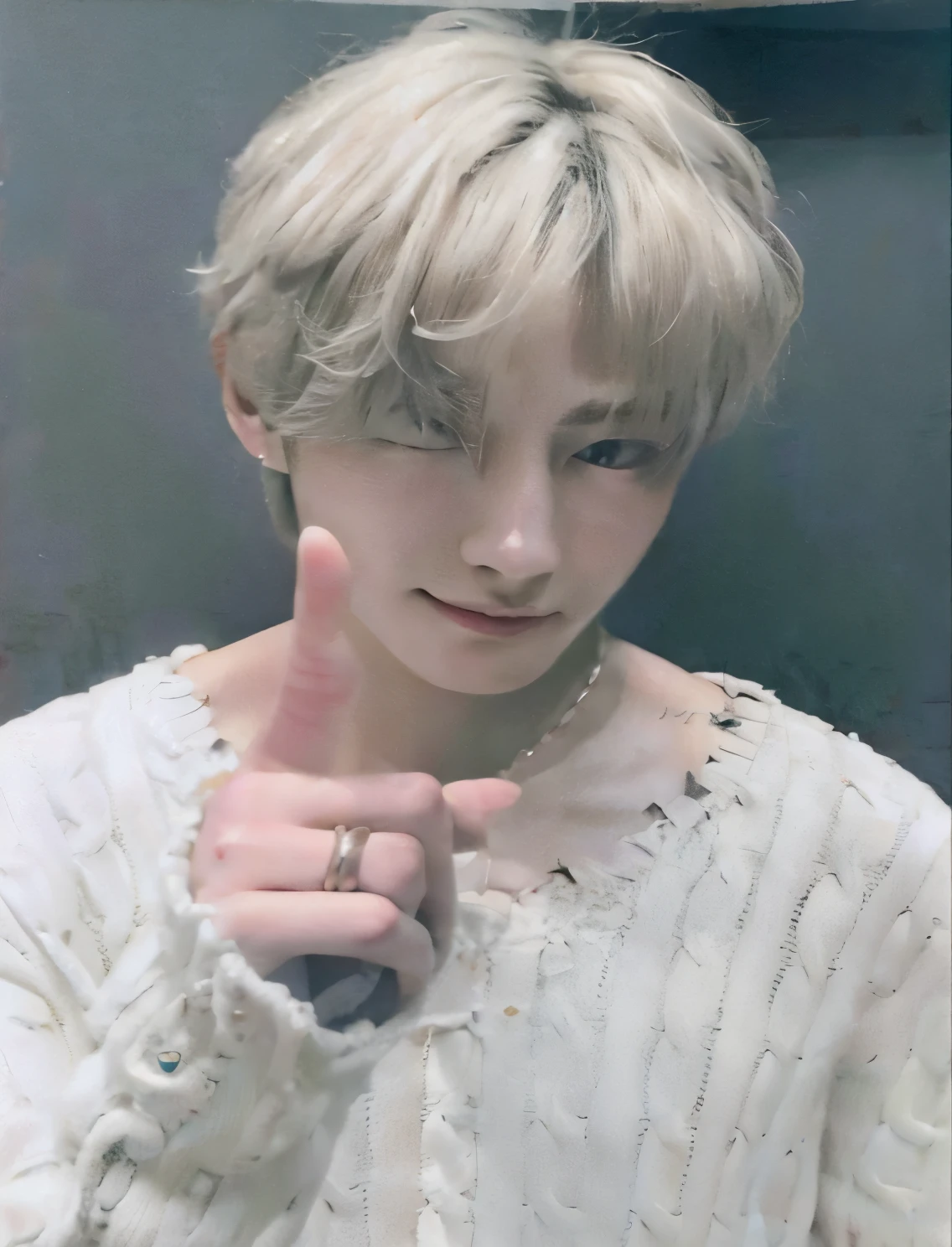 foto arafada de um homem com um anel no dedo, cai xukun, Jinyoung Shin, xqc, inspirado em Bian Shoumin, Yanjun Chengt, Jung Jaehyun, Kim Doyoung, delicate androgynous prince, sakimichan, young pale angel, muito tempo, hyung tae, handsome androgynous prince, dez lee