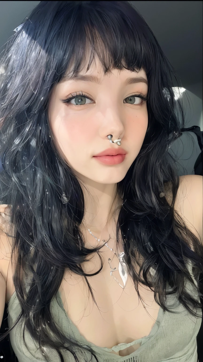 um close up de uma mulher com um piercing no nariz, com cabelos longos e olhos penetrantes, piercing septal, olhos escuros e penetrantes, 1 7 goth girl, piercing no nariz, olhar penetrante, piercings faciais, olhos castanhos brilhantes e penetrantes, com olhos ansiosos e penetrantes, Piercings faciais, pequenas sardas, olhos cinzentos penetrantes, cabelo preto e olhos grandes