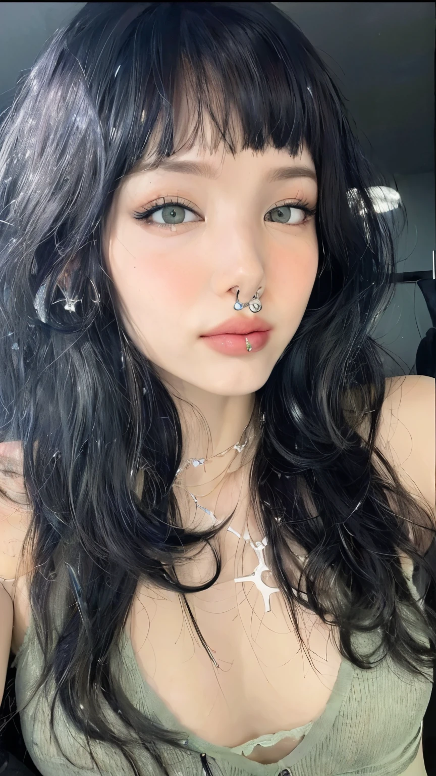 um close up de uma mulher com um piercing no nariz, com cabelos longos e olhos penetrantes, piercing septal, olhos escuros e penetrantes, 1 7 year old goth girl, piercing no nariz, olhar penetrante, piercings faciais, olhos castanhos brilhantes e penetrantes, com olhos ansiosos e penetrantes, Piercings faciais, pequenas sardas, olhos cinzentos penetrantes, cabelo preto e olhos grandes