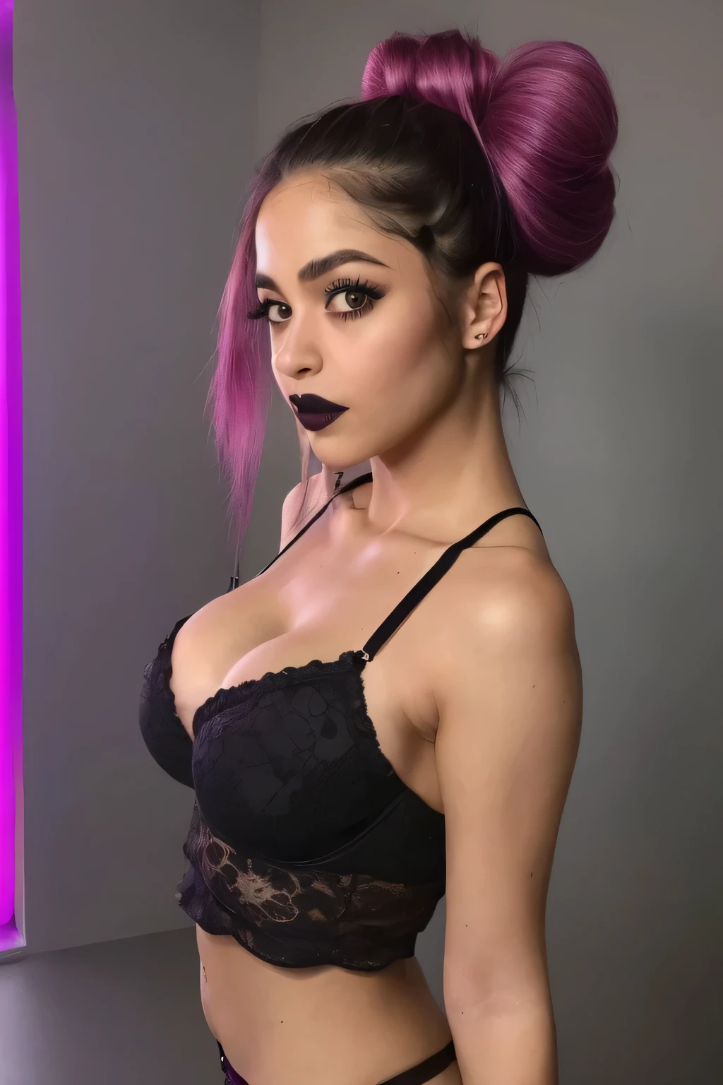 Mujer de pelo negro, Apiñonada skin, cabello negro y quebrado, en lenceria de diferentes colores, posando sexy