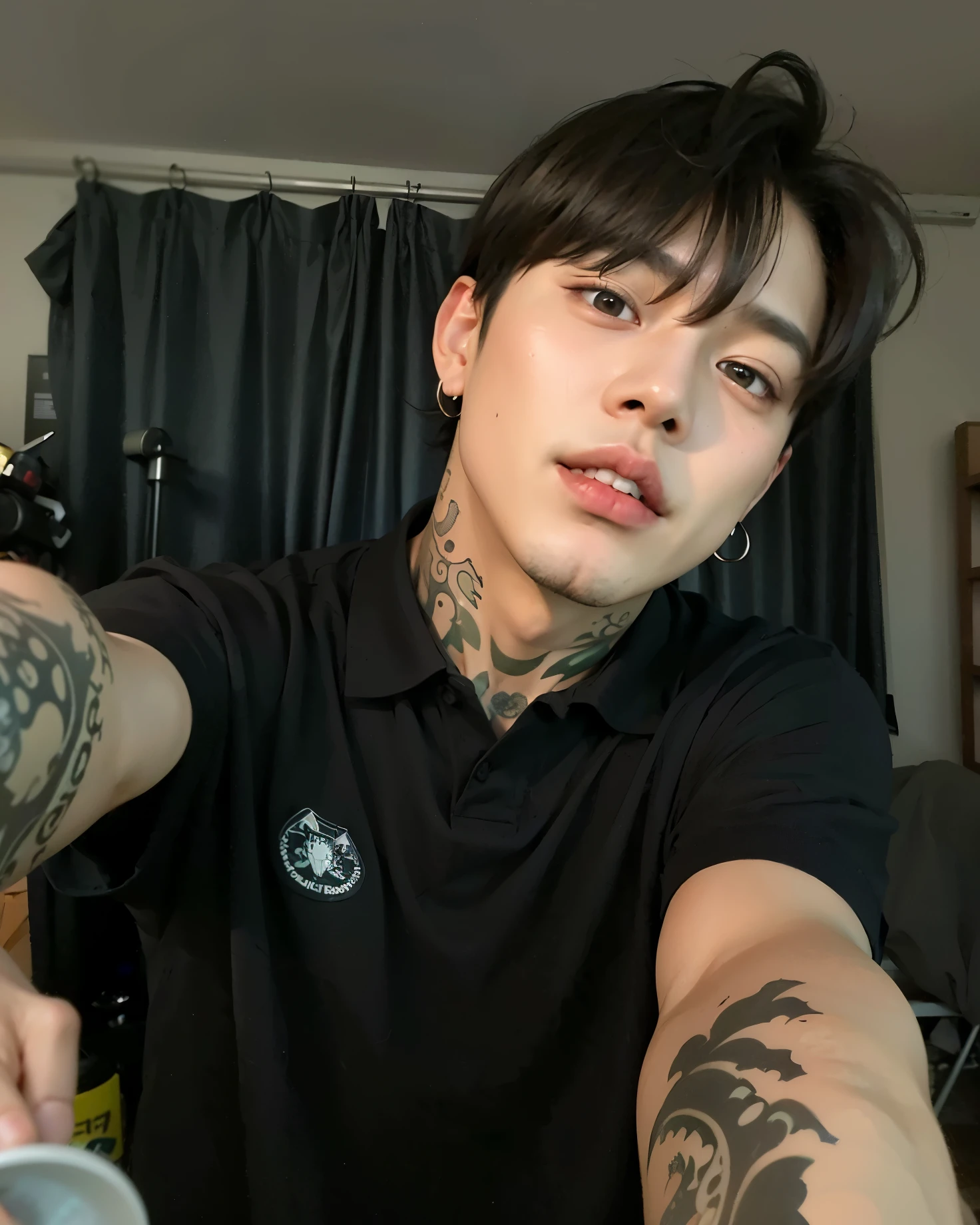 Hombre arafed con tatuajes en brazos y brazos., tomando una selfie, kim doyoung, foto de perfil, pintar ulzzang, hong junio hyung, cai xukun, kanliu666, jungkook, headshot foto de perfilture, inspirado en Gang Se-hwang, hyung tae, hombre surcoreano, yanjun chengt, inspirado en Bian Shoumin, taehyung bts, tae bts, korean male face, kpop idol, taehyung Kim taehyung 