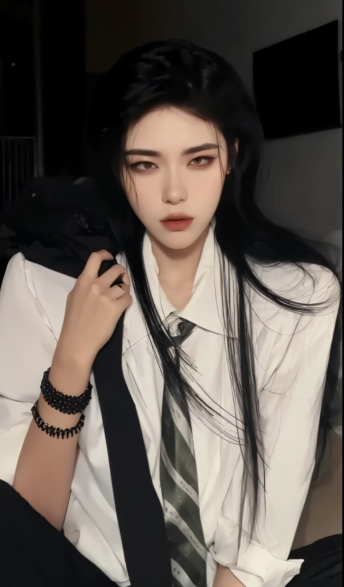 um close de uma pessoa com cabelos longos e maquiagem, Ulzzang, gothic aesthetic, ela tem cabelo preto com franja, pale white face, young androgynous 