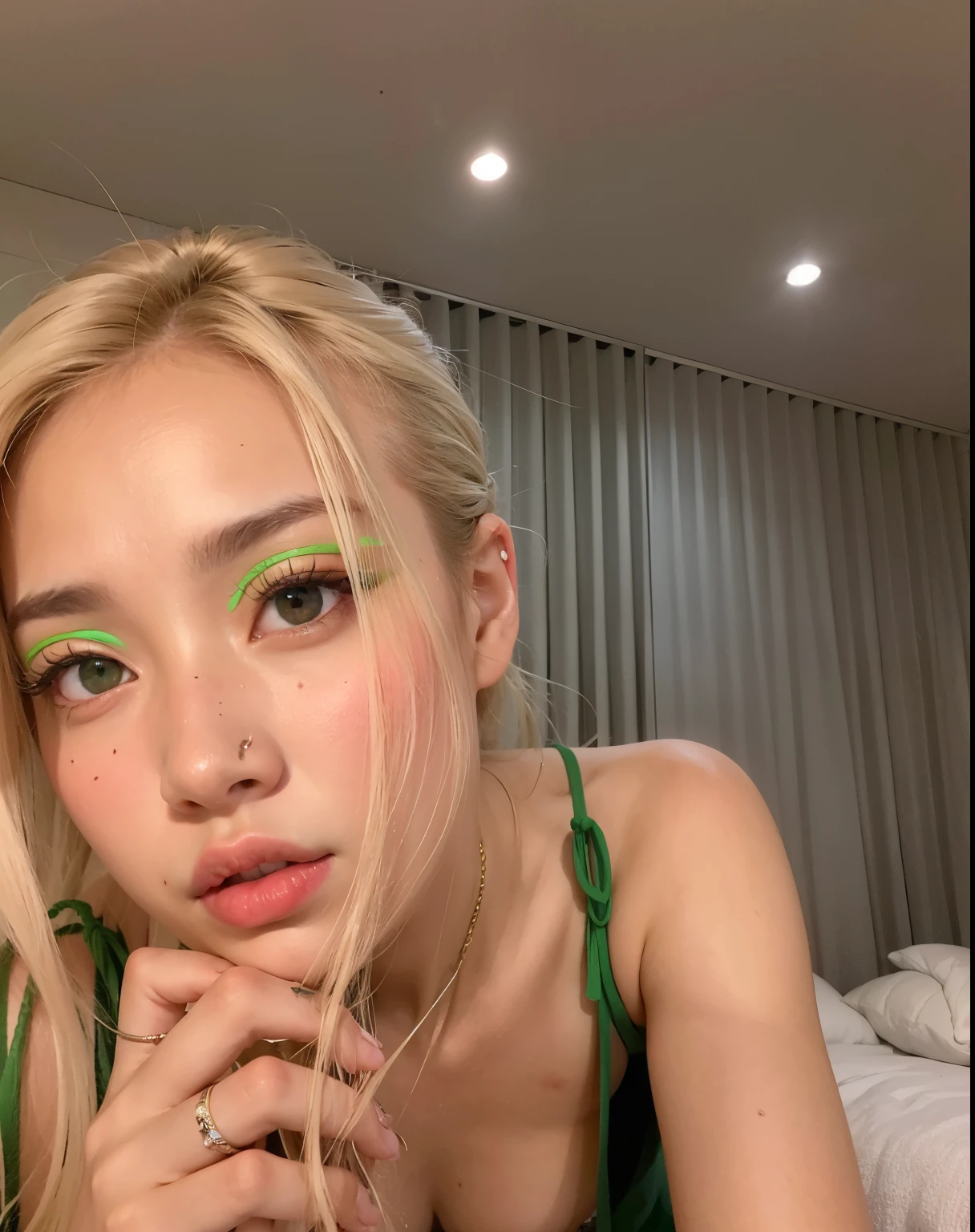 Mujer rubia con delineadores de ojos verdes acostada en la cama en el dormitorio, parque roseanne de blackpink, jossi de blackpink, piel de color verde!!, piel de color verde, Lulú Chen, glowing green ojos de neón, gemma chen, jia, portrait of jossi de blackpink, Tono verde claro hermosa cara, Jinyoung Shin, Los ojos son luces verdes., heonhwa choe, ojos de neón