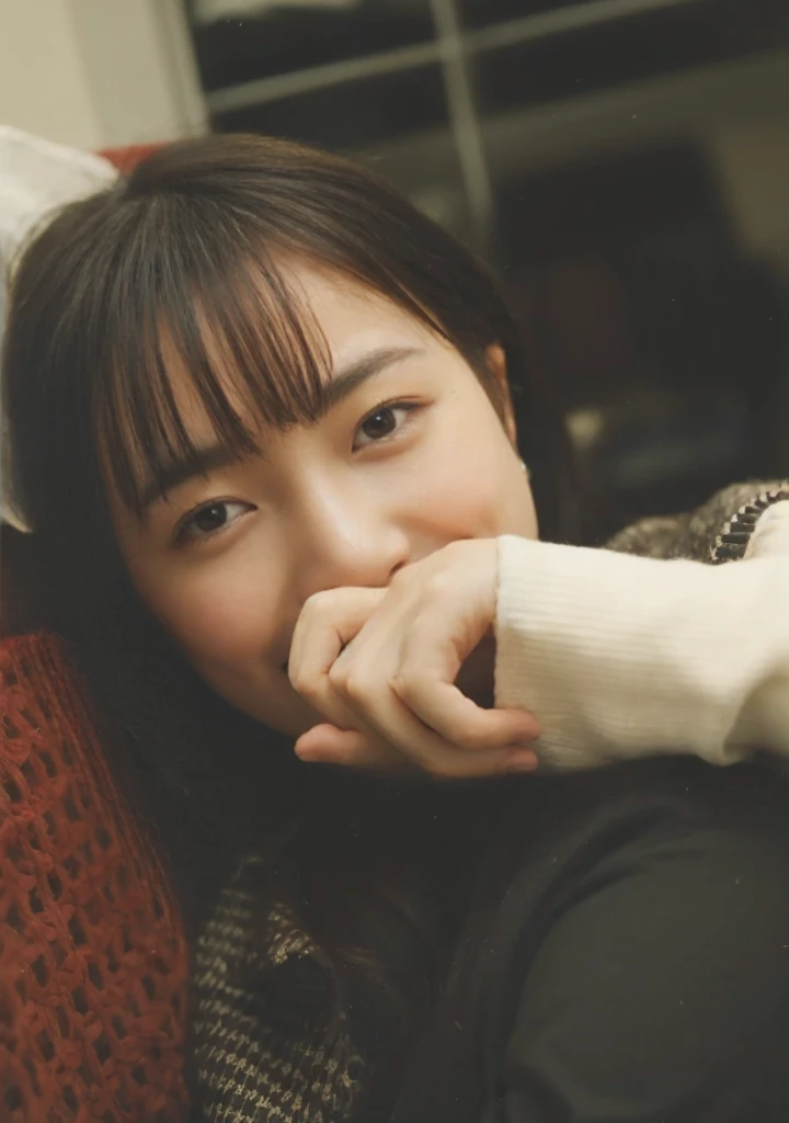 ((Masterpiece, Top image quality, high resolution、alone、shiny skin))(on the table, best quality, actual, super detailed, meticulous, high resolution, 8k wallpaper), Close-up portrait of a beautiful woman, Chariada, smiling, light brown messy hair, Perfect dynamic composition, 美丽meticulous的眼睛, Just like the cover of a fashion magazine, on campus