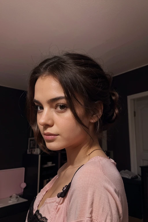 Fille aux cheveux noirs dans sa chambre rose