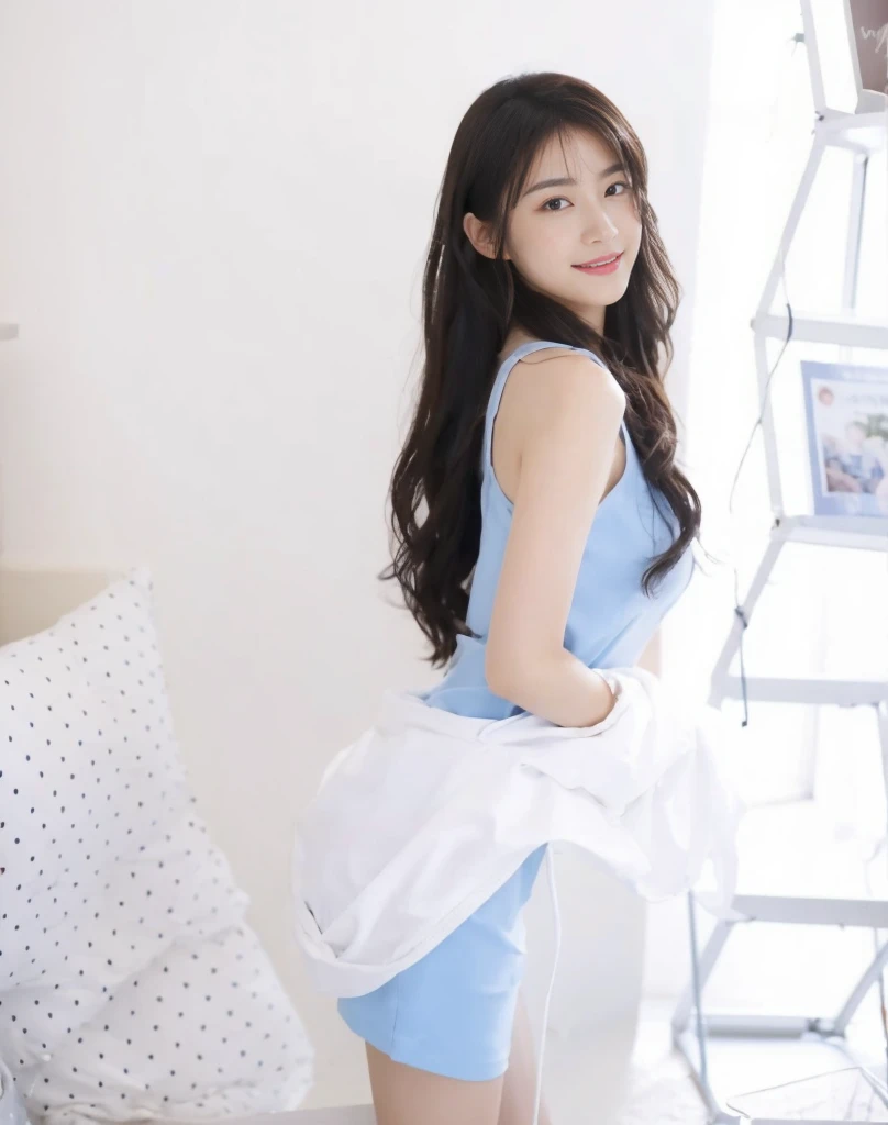 ((​Masterpiece, Top image quality, high resolution、alone、shiny skin))(on the table, best quality, actual, super detailed, meticulous, high resolution, 8k wallpaper), Close-up portrait of a beautiful woman, Chariada, smiling, light brown messy hair, Perfect dynamic composition, 美丽meticulous的眼睛, Just like the cover of a fashion magazine, on campus