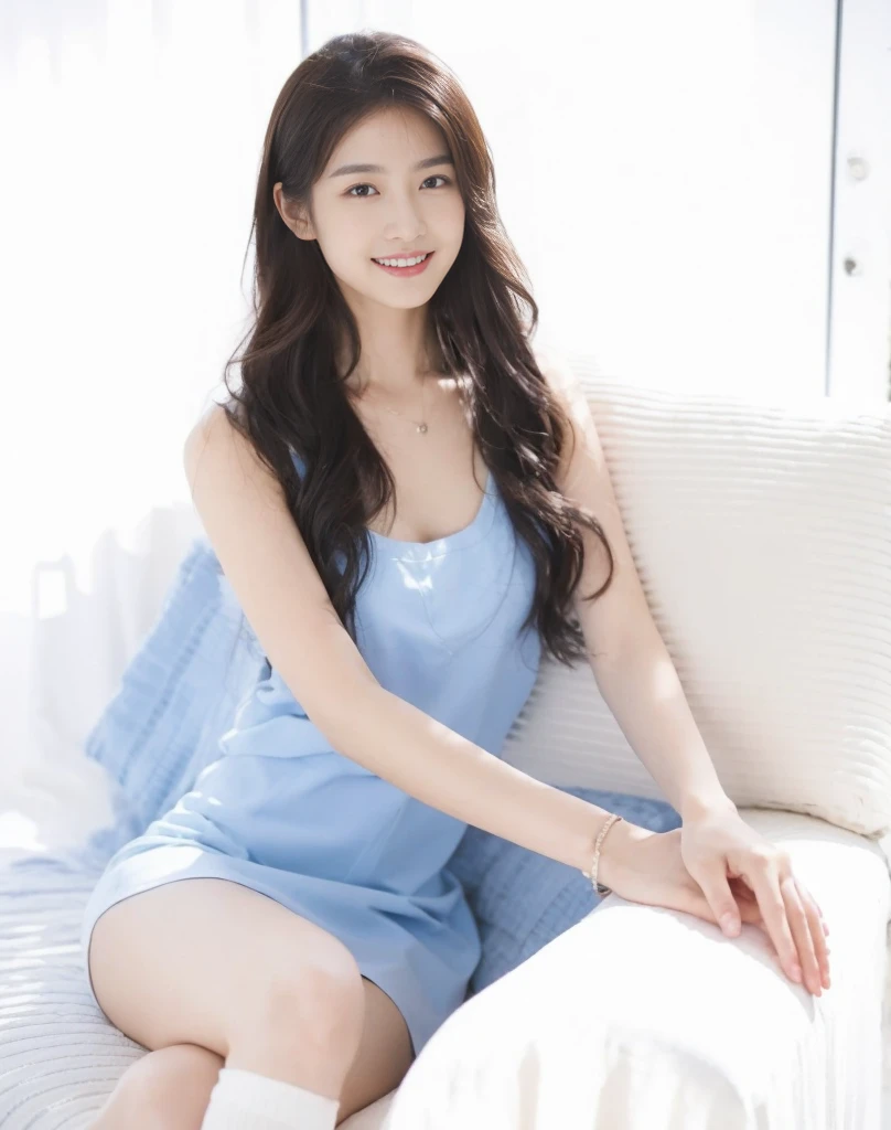 ((​Masterpiece, Top image quality, high resolution、alone、shiny skin))(on the table, best quality, actual, super detailed, meticulous, high resolution, 8k wallpaper), Close-up portrait of a beautiful woman, Chariada, smiling, light brown messy hair, Perfect dynamic composition, 美丽meticulous的眼睛, Just like the cover of a fashion magazine, on campus