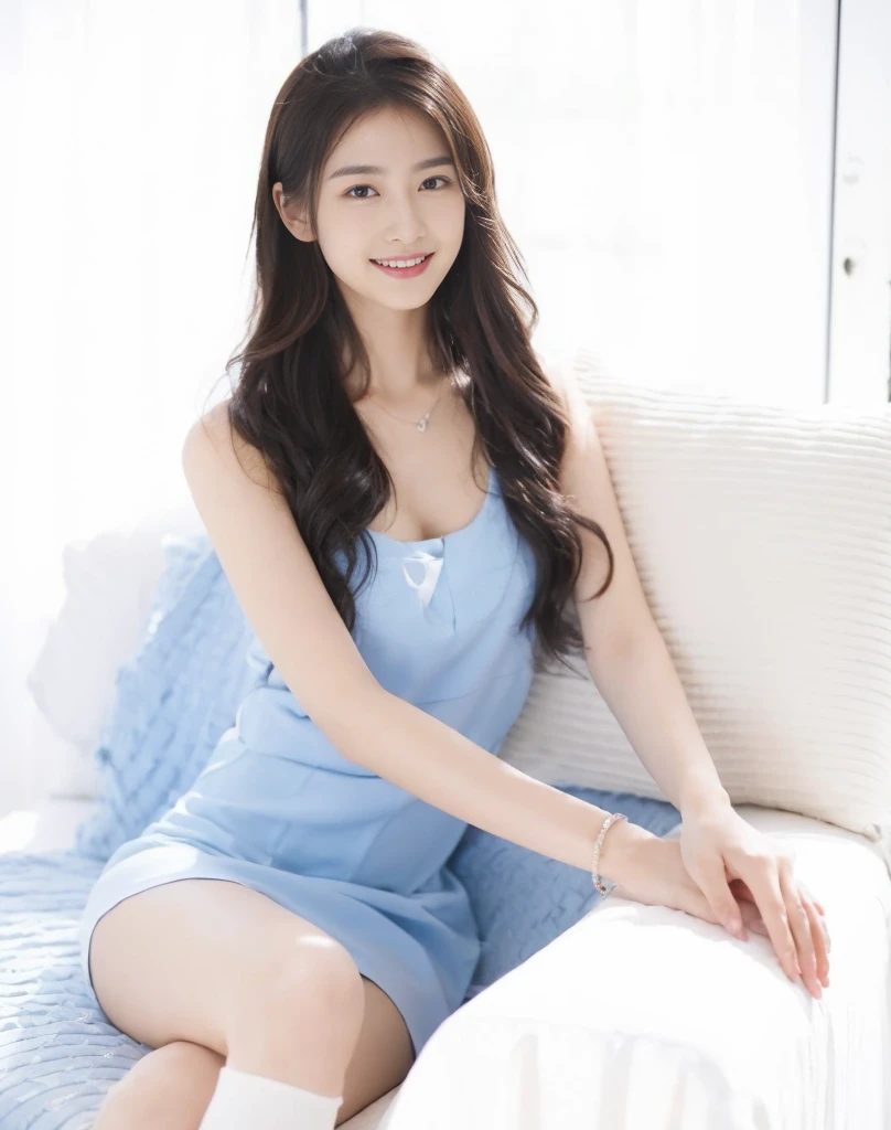 ((Masterpiece, Top image quality, high resolution、alone、shiny skin))(on the table, best quality, actual, super detailed, meticulous, high resolution, 8k wallpaper), Close-up portrait of a beautiful woman, Chariada, smiling, light brown messy hair, Perfect dynamic composition, 美丽meticulous的眼睛, Just like the cover of a fashion magazine, on campus