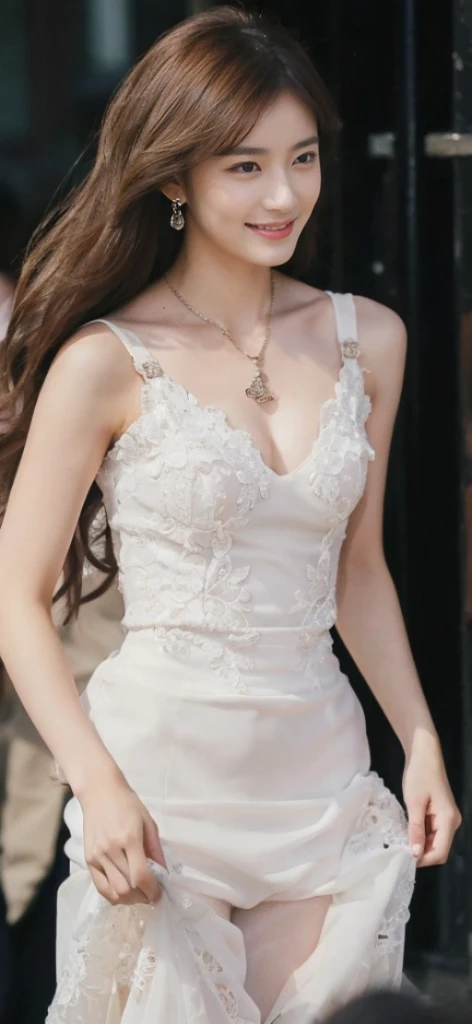 ((​Masterpiece, Top image quality, high resolution、alone、shiny skin))(on the table, best quality, actual, super detailed, meticulous, high resolution, 8k wallpaper), Close-up portrait of a beautiful woman, Chariada, smiling, light brown messy hair, Perfect dynamic composition, 美丽meticulous的眼睛, Just like the cover of a fashion magazine, on campus