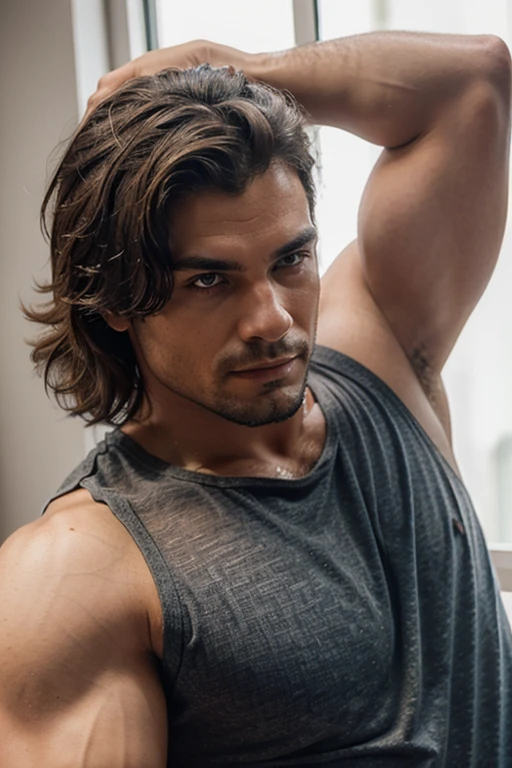 Homem loiro musculoso de barba curta sem camisa em frente ao espelho