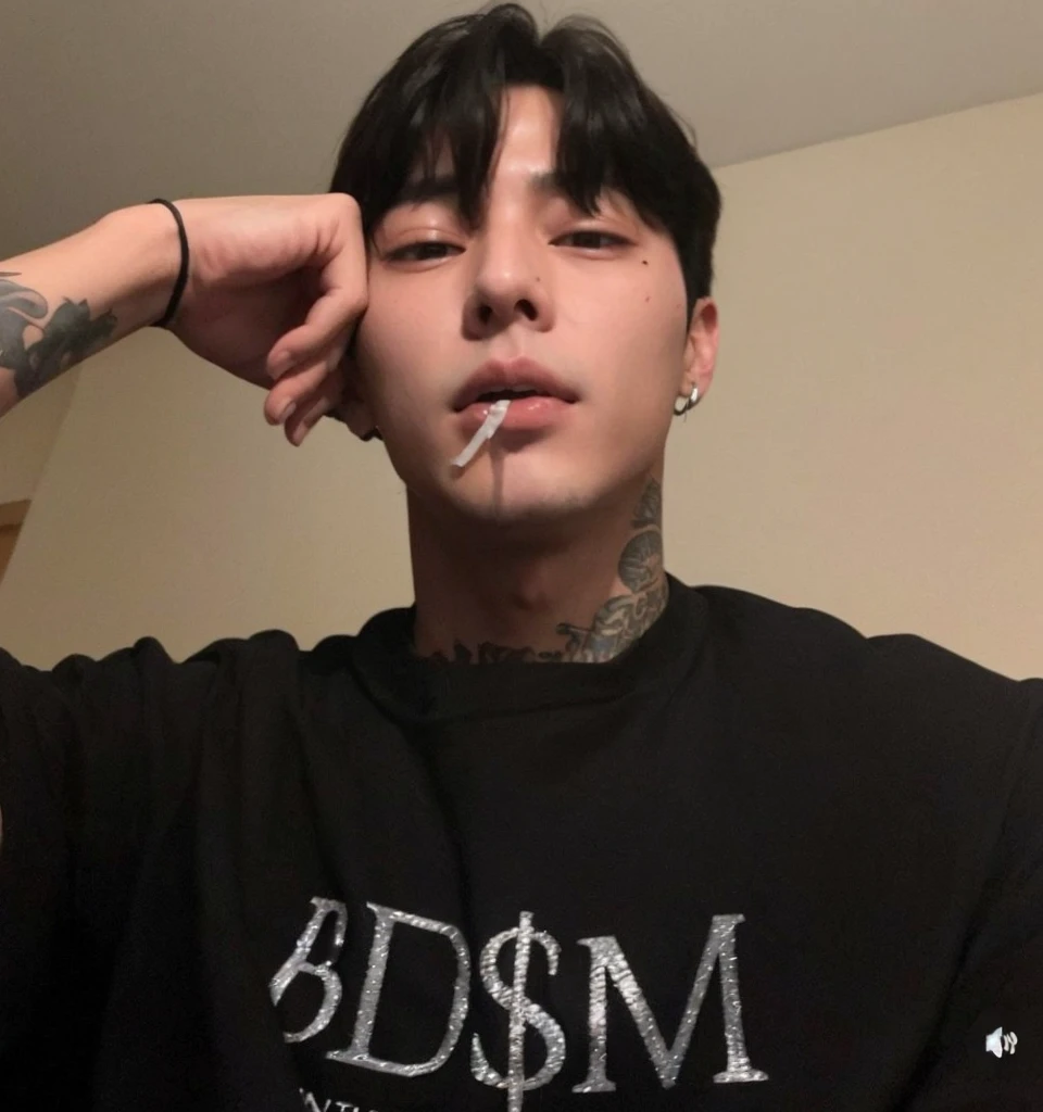 Jungkook, BTS , jungkook encorpado com cabelos castanhos curtos e barba raspada. Your face is marked, o resultado de anos de muito cuidado, Ele possui um risco na sombrancelha e seus olhos castanhos claro