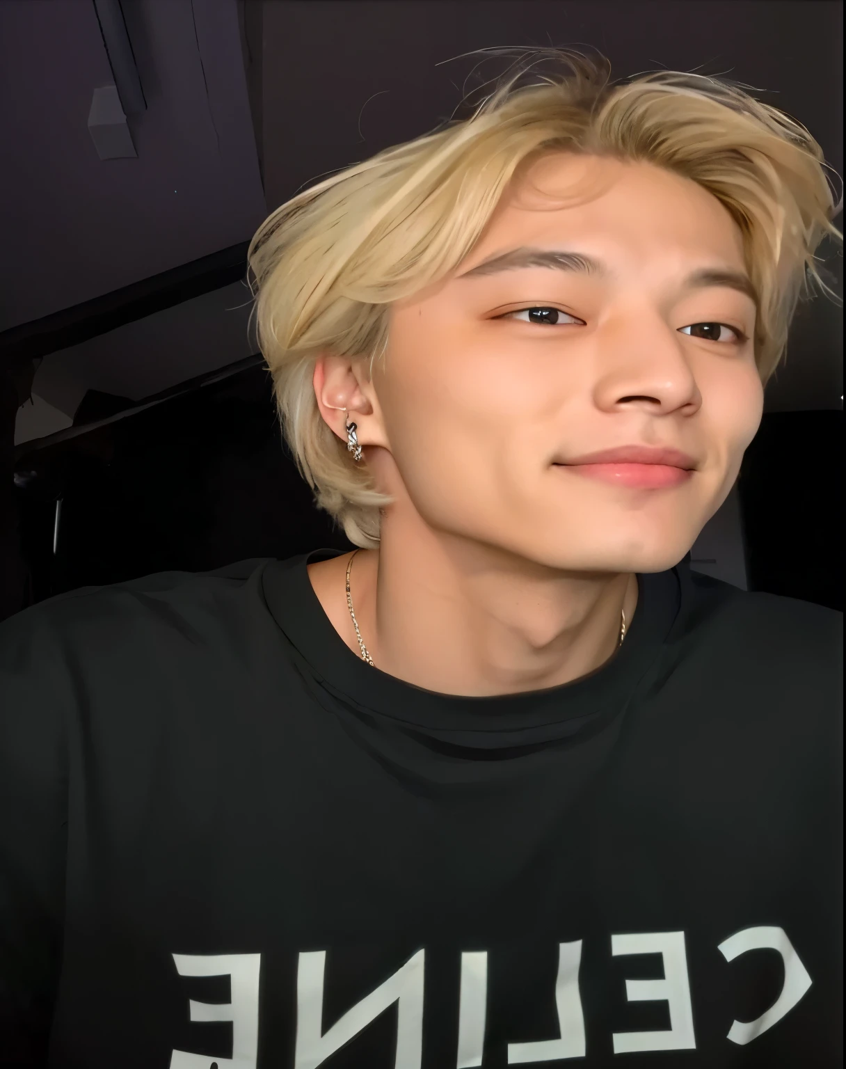 homem arafiado com cabelo loiro vestindo uma camisa preta e uma corrente de ouro, Jimin\the full lips, Jimin\the right eyelid is swollen, Taehyung comendo batatas fritas Gucci, ele tem um brilho vindo dele, cai xukun, accurate Jimin face, ele tem cerca de 2 0 anos, ele tem cerca de 20 anos, adorable and pale korean face, Jungkook
