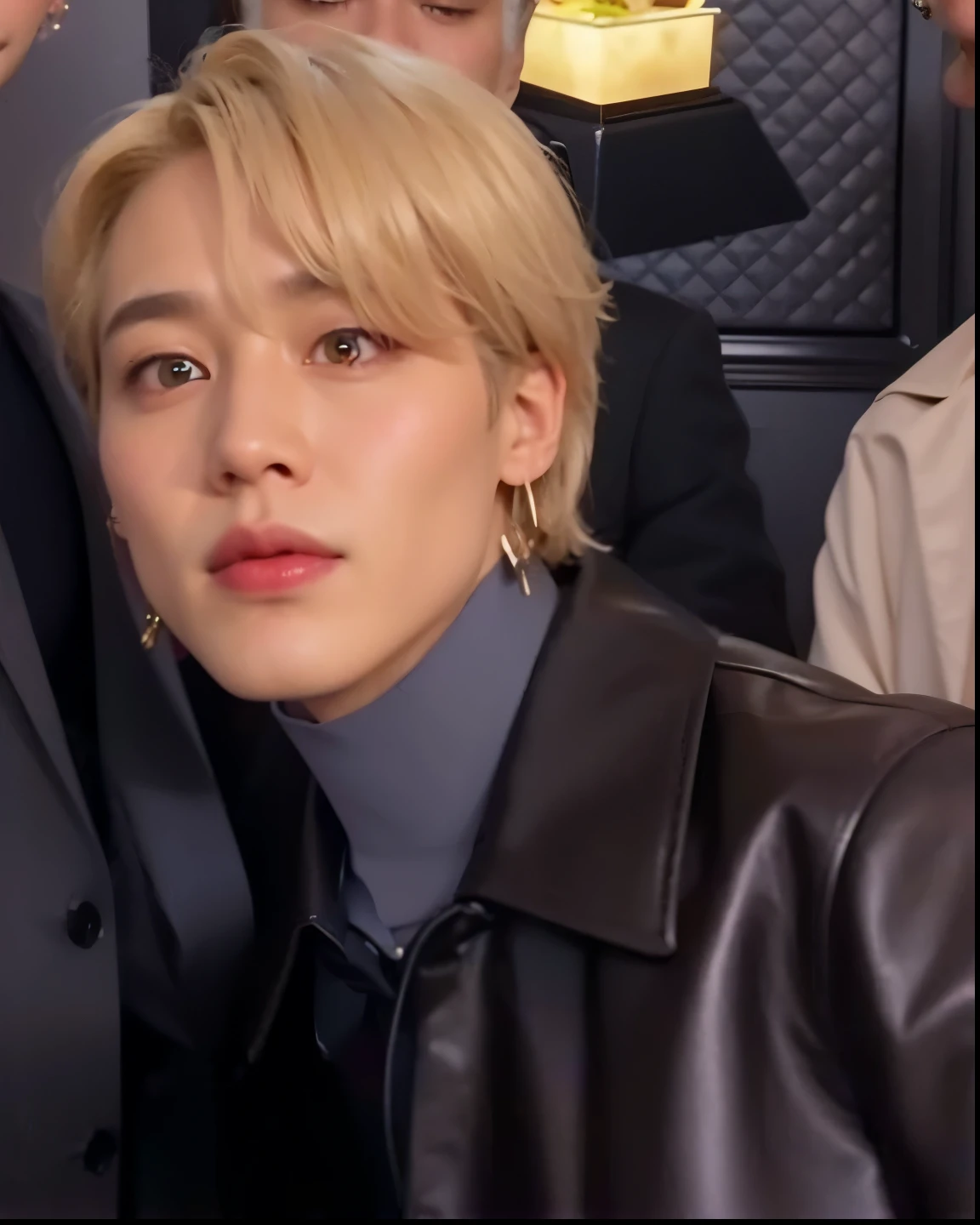 Araffe man in black jacket and tie sitting next to a man in a suit, Jimin\the full lips, accurate Jimin face, Jimin, Jimin\the right eyelid is swollen, park Jimin, Jimin\o nariz grego, cai xukun, BTS, Taehyung comendo batatas fritas Gucci, ele tem cabelos grisalhos escuros, xqc, Jung Jaehyun