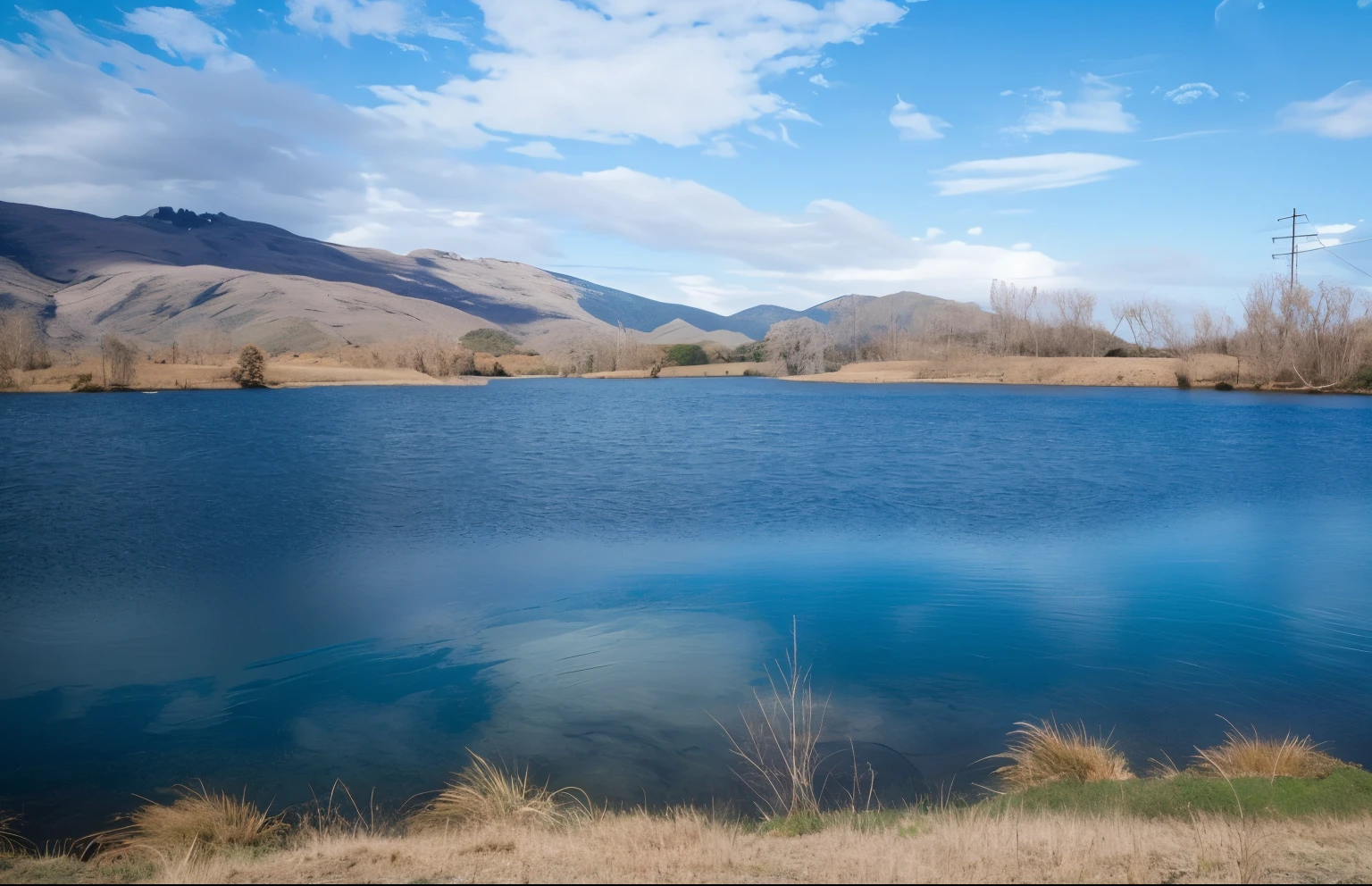 There is a large body of water with a mountain in the background, uma foto de um lago em um dia ensolarado, Lago bonito em primeiro plano, lago em primeiro plano, lago detalhado no fundo, Lago ao fundo, pequeno lago, Lago em primeiro plano, beautiful Fundo do lago, near a pequeno lago, lindo dia tranquilo, laguna, Lago ao longe, mini lago, Fundo do lago