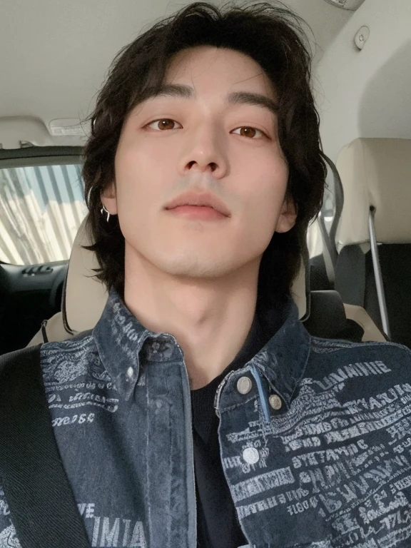 Hay un hombre con una chaqueta vaquera sentada en un coche, cai xukun, hyung tae, TaeJune Kim, Jinyoung Shin, taken in the early 2020s, steven jung, hong junio hyung, araki, xqc, brillante por la lluvia, foto de perfil, kim doyoung, jungkook, hyung tae kim, seson yoon
