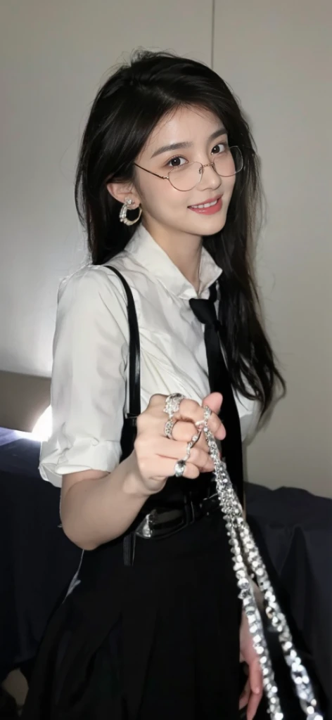 ((Masterpiece, Top image quality, high resolution、alone、shiny skin))(on the table, best quality, actual, super detailed, meticulous, high resolution, 8k wallpaper), Close-up portrait of a beautiful woman, Chariada, smiling, light brown messy hair, Perfect dynamic composition, 美丽meticulous的眼睛, Just like the cover of a fashion magazine, on campus