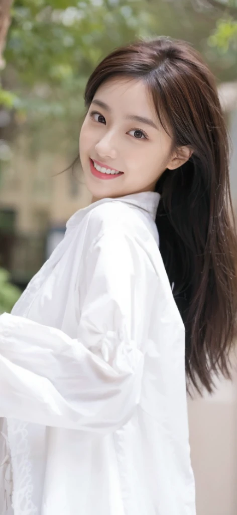 ((​Masterpiece, Top image quality, high resolution、alone、shiny skin))(on the table, best quality, actual, super detailed, meticulous, high resolution, 8k wallpaper), Close-up portrait of a beautiful woman, Chariada, smiling, light brown messy hair, Perfect dynamic composition, 美丽meticulous的眼睛, Just like the cover of a fashion magazine, on campus